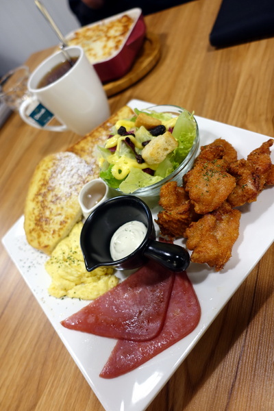 紫羅蘭輕食廚房：(胖樺食記)新北市永和區「紫羅蘭輕食廚房」，用餐環境寬敞明亮，餐點選擇眾多適合三五好友談天說地