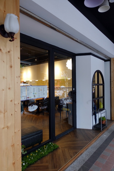 紫羅蘭輕食廚房：(胖樺食記)新北市永和區「紫羅蘭輕食廚房」，用餐環境寬敞明亮，餐點選擇眾多適合三五好友談天說地