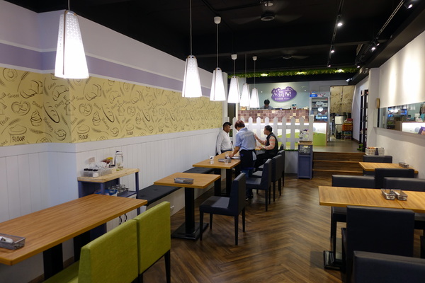 紫羅蘭輕食廚房：(胖樺食記)新北市永和區「紫羅蘭輕食廚房」，用餐環境寬敞明亮，餐點選擇眾多適合三五好友談天說地