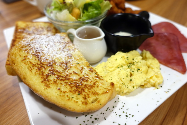 紫羅蘭輕食廚房：(胖樺食記)新北市永和區「紫羅蘭輕食廚房」，用餐環境寬敞明亮，餐點選擇眾多適合三五好友談天說地