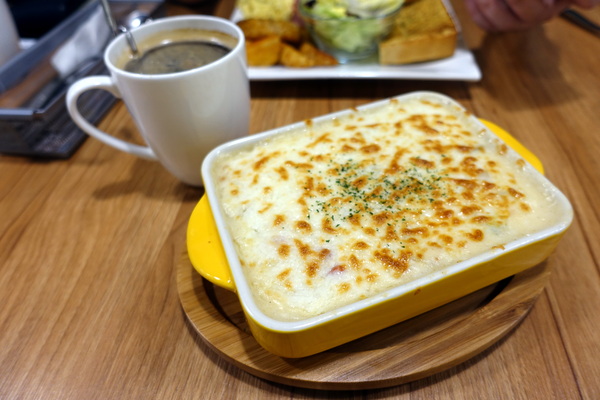 紫羅蘭輕食廚房：(胖樺食記)新北市永和區「紫羅蘭輕食廚房」，用餐環境寬敞明亮，餐點選擇眾多適合三五好友談天說地