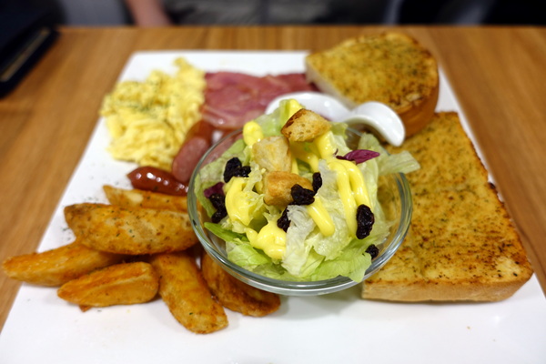 紫羅蘭輕食廚房：(胖樺食記)新北市永和區「紫羅蘭輕食廚房」，用餐環境寬敞明亮，餐點選擇眾多適合三五好友談天說地