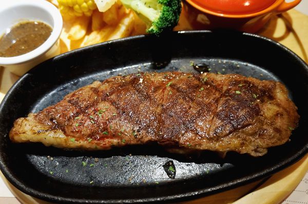 苾亞朵炙燒牛排：[西門町牛排] 苾亞朵炙燒牛排：超值原塊牛排vs豐盛套餐 / 壽星當月5折!