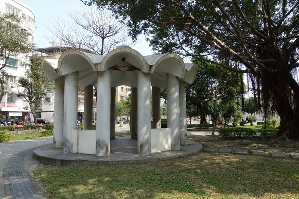 溪洲公園:(胖樺遊記)新北市板橋區溪崑街「溪洲公園」(近樹林火車站),抓住櫻花季的尾巴來賞花。同場加映公園轉角的「早安 美芝城」