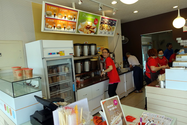 溪洲公園:(胖樺遊記)新北市板橋區溪崑街「溪洲公園」(近樹林火車站),抓住櫻花季的尾巴來賞花。同場加映公園轉角的「早安 美芝城」