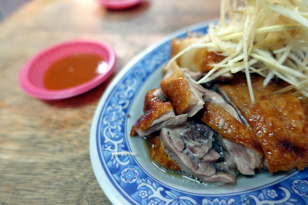 東山鴨肉麵:(胖樺食記)新北市中和區必吃美食「東山鴨肉麵」(原「東山鵝肉大王」),煙燻鴨肉肥嫩多汁價格平實(近遠東世紀園區)