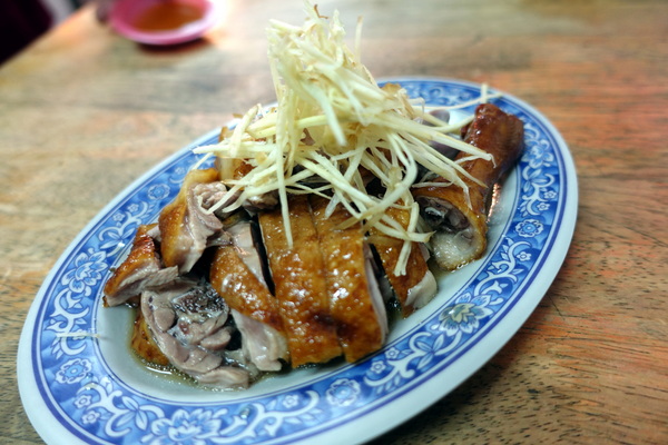 東山鴨肉麵:(胖樺食記)新北市中和區必吃美食「東山鴨肉麵」(原「東山鵝肉大王」),煙燻鴨肉肥嫩多汁價格平實(近遠東世紀園區)