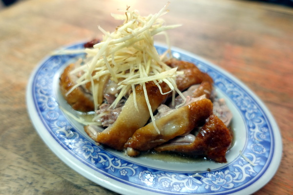 東山鴨肉麵:(胖樺食記)新北市中和區必吃美食「東山鴨肉麵」(原「東山鵝肉大王」),煙燻鴨肉肥嫩多汁價格平實(近遠東世紀園區)