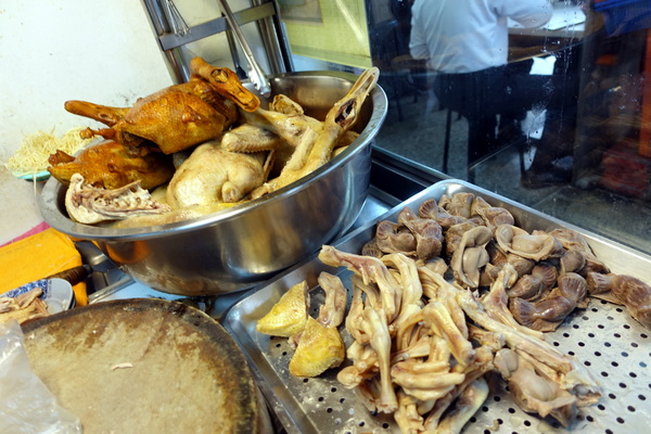 東山鴨肉麵:(胖樺食記)新北市中和區必吃美食「東山鴨肉麵」(原「東山鵝肉大王」),煙燻鴨肉肥嫩多汁價格平實(近遠東世紀園區)