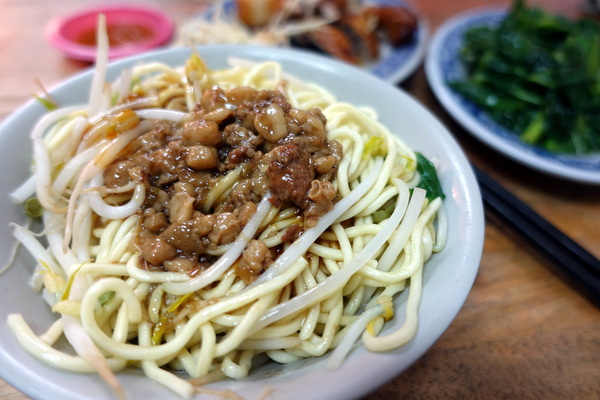 東山鴨肉麵:(胖樺食記)新北市中和區必吃美食「東山鴨肉麵」(原「東山鵝肉大王」),煙燻鴨肉肥嫩多汁價格平實(近遠東世紀園區)