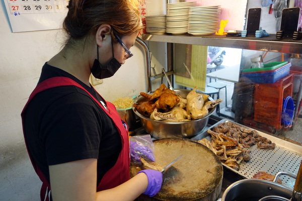 東山鴨肉麵:(胖樺食記)新北市中和區必吃美食「東山鴨肉麵」(原「東山鵝肉大王」),煙燻鴨肉肥嫩多汁價格平實(近遠東世紀園區)