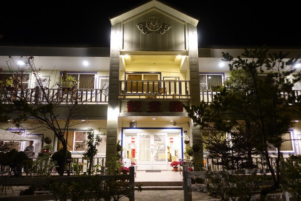 觀星園景觀山莊：(胖樺介紹) 清境地區最高山莊：海拔高度兩千多公尺「觀星園民宿」。前往武嶺、合歡山、小瑞士推薦住宿