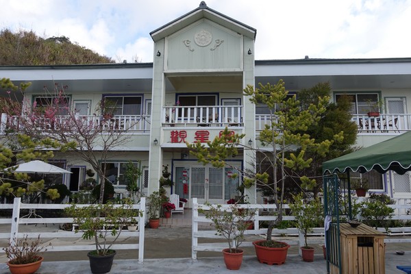 觀星園景觀山莊：(胖樺介紹) 清境地區最高山莊：海拔高度兩千多公尺「觀星園民宿」。前往武嶺、合歡山、小瑞士推薦住宿