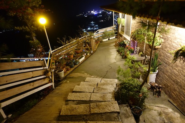 觀星園景觀山莊：(胖樺介紹) 清境地區最高山莊：海拔高度兩千多公尺「觀星園民宿」。前往武嶺、合歡山、小瑞士推薦住宿