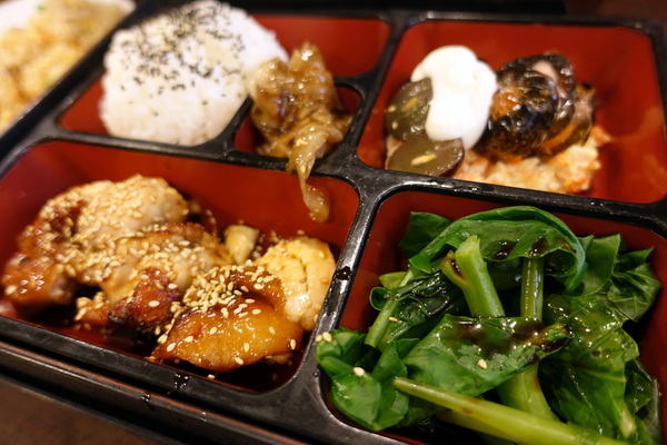 日町日本料理:(胖樺食記)中和新生街「日町日本料理」。推薦炒飯定食便當類,滋味好價格平實