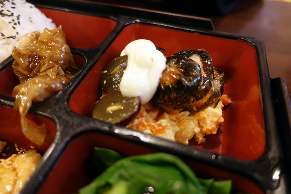 日町日本料理:(胖樺食記)中和新生街「日町日本料理」。推薦炒飯定食便當類,滋味好價格平實