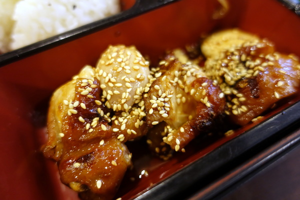 日町日本料理:(胖樺食記)中和新生街「日町日本料理」。推薦炒飯定食便當類,滋味好價格平實