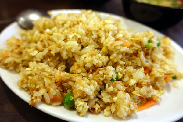 日町日本料理:(胖樺食記)中和新生街「日町日本料理」。推薦炒飯定食便當類,滋味好價格平實