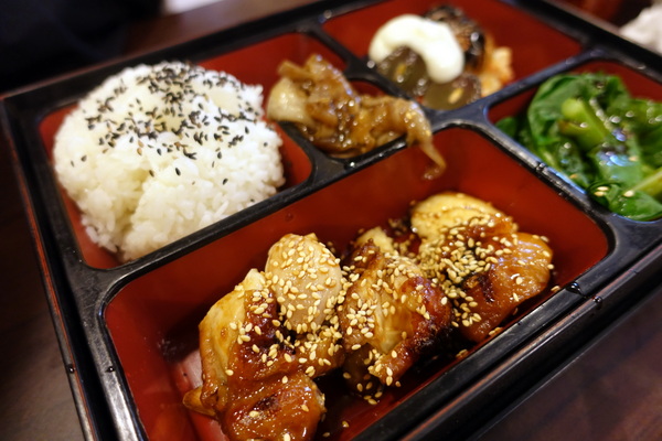 日町日本料理:(胖樺食記)中和新生街「日町日本料理」。推薦炒飯定食便當類,滋味好價格平實