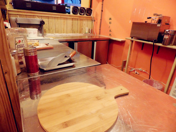 林太太手工石烤披薩:【台北市大安區。披薩】林太太手工石烤披薩 DIY披薩 聚餐超有趣! 近國父紀念館 忠孝敦化站