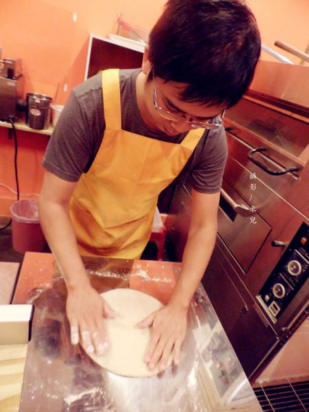 林太太手工石烤披薩:【台北市大安區。披薩】林太太手工石烤披薩 DIY披薩 聚餐超有趣! 近國父紀念館 忠孝敦化站