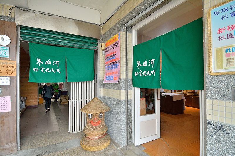 宜蘭冬山河一日遊-推薦新打卡景點:冬山火車站,冬山河生態綠舟,珍珠社區好食光食堂美食,中山社區綠野茶園採茶體驗