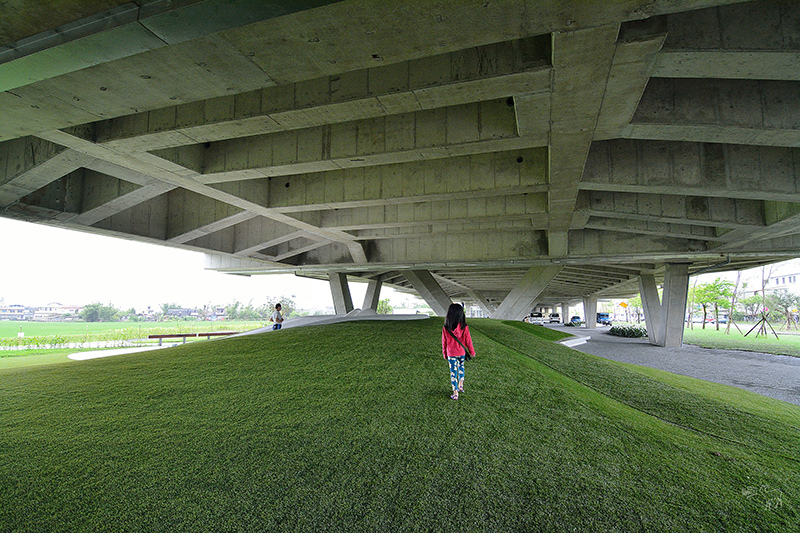 宜蘭冬山河一日遊-推薦新打卡景點:冬山火車站,冬山河生態綠舟,珍珠社區好食光食堂美食,中山社區綠野茶園採茶體驗