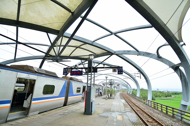 宜蘭冬山河一日遊-推薦新打卡景點:冬山火車站,冬山河生態綠舟,珍珠社區好食光食堂美食,中山社區綠野茶園採茶體驗