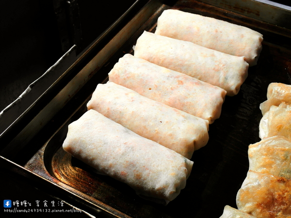 酥皮春捲:〖台中│美食〗酥皮春捲 ❤ 旱溪夜市隱藏版美食!!全台唯一酥皮春捲,顛覆傳統吃法,外皮香脆可口,內餡爽口不膩,讓人一吃就上癮!!