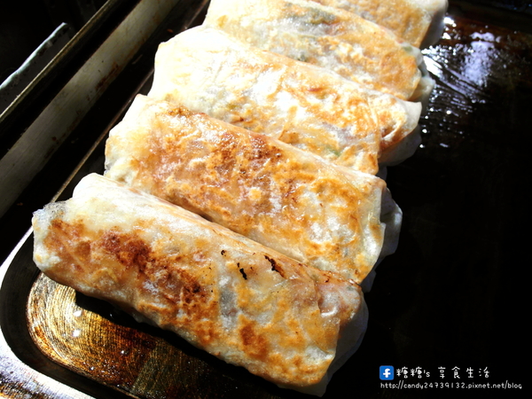 酥皮春捲:〖台中│美食〗酥皮春捲 ❤ 旱溪夜市隱藏版美食!!全台唯一酥皮春捲,顛覆傳統吃法,外皮香脆可口,內餡爽口不膩,讓人一吃就上癮!!