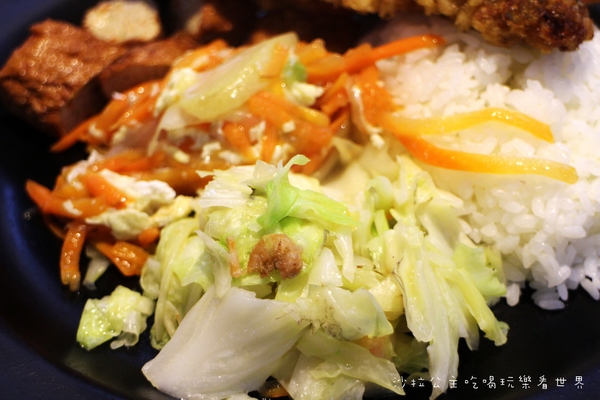 蔡家排骨飯：林口排隊便當店『蔡家排骨飯』雞排比臉大