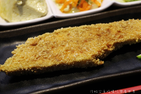 蔡家排骨飯：林口排隊便當店『蔡家排骨飯』雞排比臉大