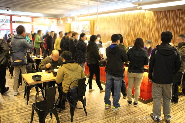 蔡家排骨飯：林口排隊便當店『蔡家排骨飯』雞排比臉大