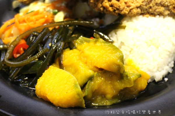 蔡家排骨飯：林口排隊便當店『蔡家排骨飯』雞排比臉大