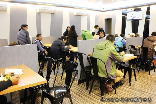 蔡家排骨飯：林口排隊便當店『蔡家排骨飯』雞排比臉大