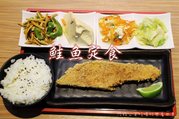 蔡家排骨飯：林口排隊便當店『蔡家排骨飯』雞排比臉大