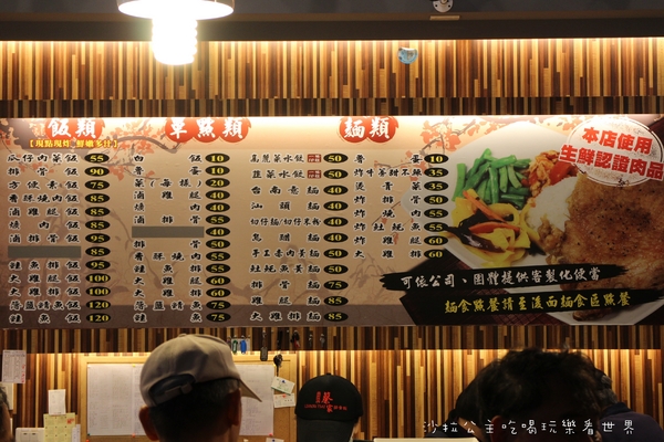 蔡家排骨飯：林口排隊便當店『蔡家排骨飯』雞排比臉大