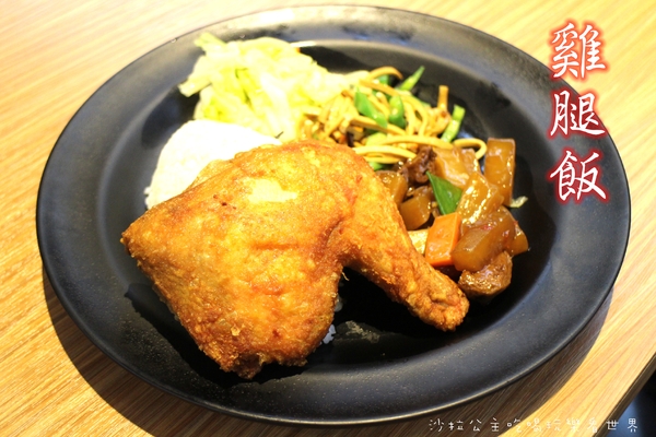 蔡家排骨飯：林口排隊便當店『蔡家排骨飯』雞排比臉大