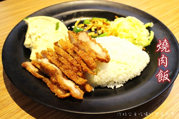 蔡家排骨飯：林口排隊便當店『蔡家排骨飯』雞排比臉大
