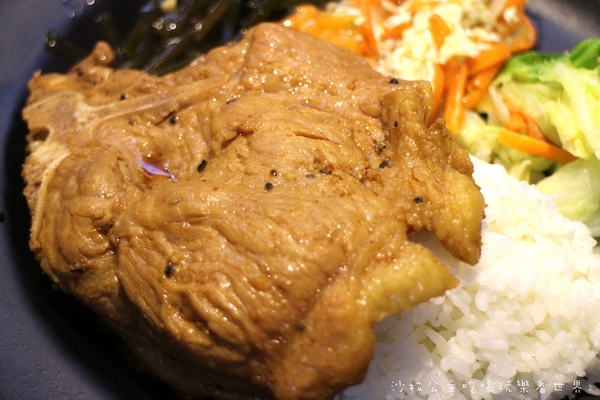 蔡家排骨飯：林口排隊便當店『蔡家排骨飯』雞排比臉大