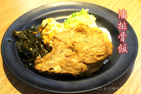 蔡家排骨飯：林口排隊便當店『蔡家排骨飯』雞排比臉大