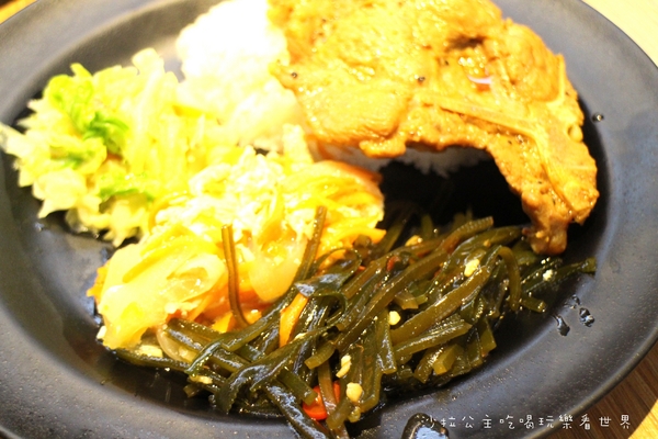 蔡家排骨飯：林口排隊便當店『蔡家排骨飯』雞排比臉大