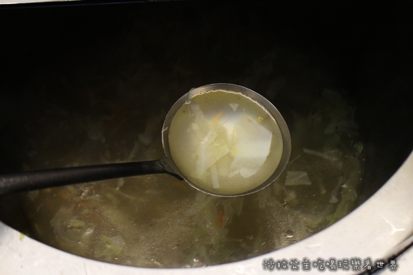 蔡家排骨飯：林口排隊便當店『蔡家排骨飯』雞排比臉大