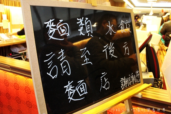 蔡家排骨飯：林口排隊便當店『蔡家排骨飯』雞排比臉大