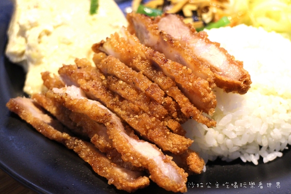 蔡家排骨飯：林口排隊便當店『蔡家排骨飯』雞排比臉大