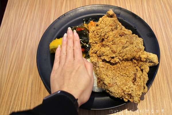 蔡家排骨飯：林口排隊便當店『蔡家排骨飯』雞排比臉大