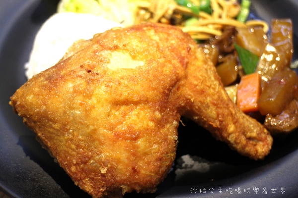 蔡家排骨飯：林口排隊便當店『蔡家排骨飯』雞排比臉大