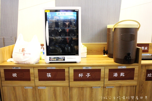 蔡家排骨飯：林口排隊便當店『蔡家排骨飯』雞排比臉大