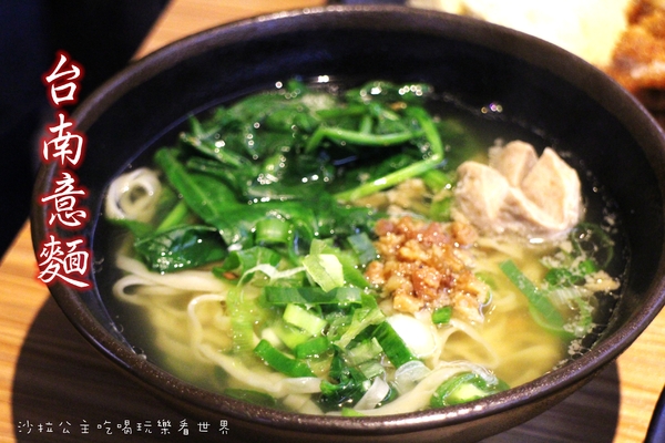 蔡家排骨飯：林口排隊便當店『蔡家排骨飯』雞排比臉大