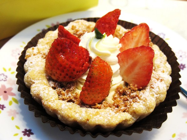 ChuChu Pâtisserie 啾啾法式甜點：（台南。東區美食）『ChuChu Pâtisserie 啾啾法式甜點』外帶精緻禮盒。送禮大方。限量『草莓乳酪派』，一起來抓住草莓季最後的尾巴吧！